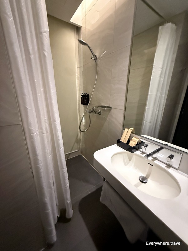 Belmont Hotel Manila standard twin room bathroom
