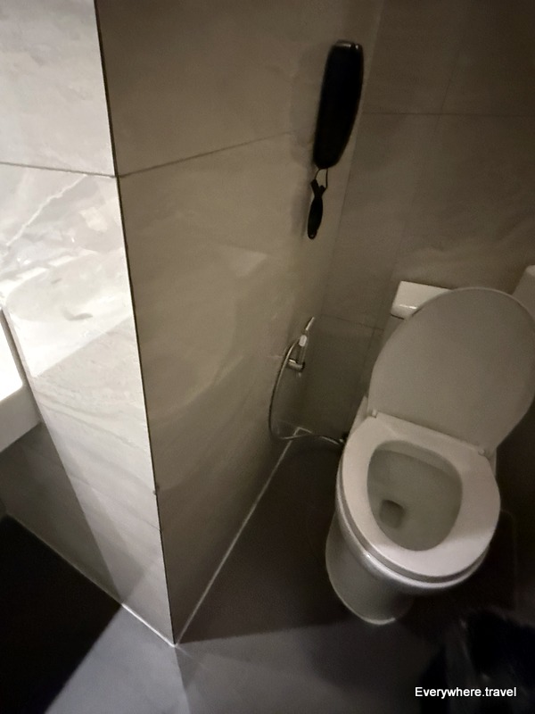 Belmont Hotel Manila standard twin room bathroom