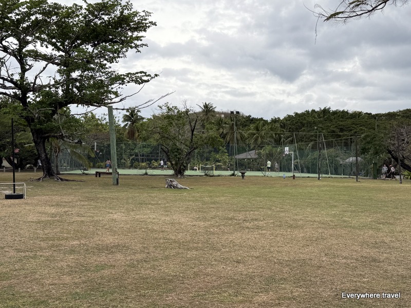 Mana Island Resort Tennis courts and ad hoc sports ground