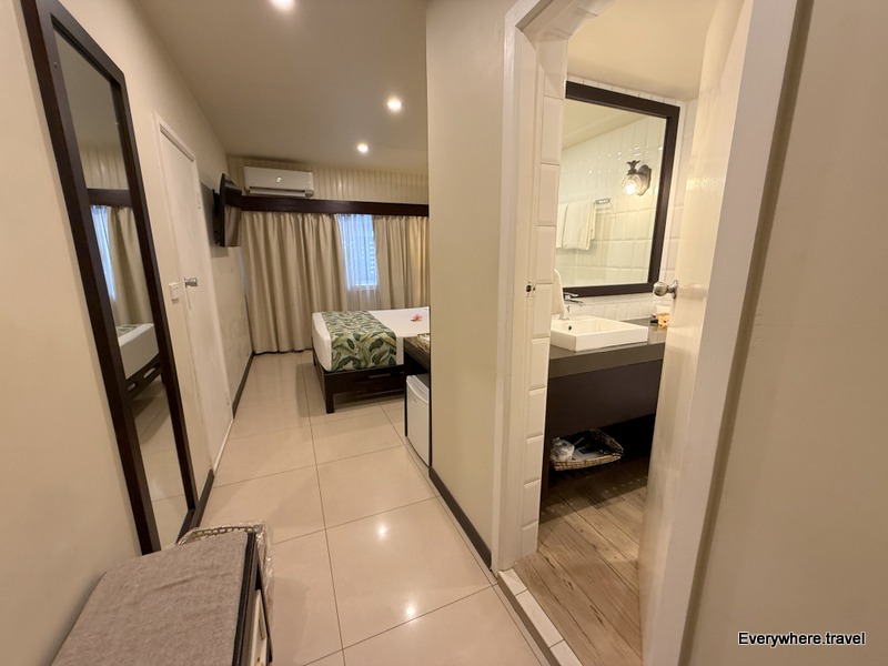 Fiji Gateway Hotel small queen room