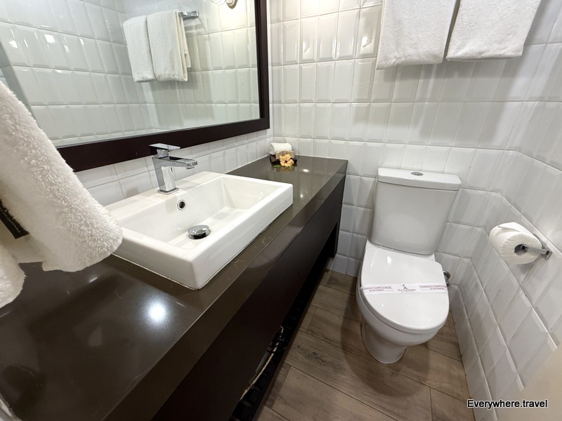 Fiji Gateway Hotel small queen room bathroom