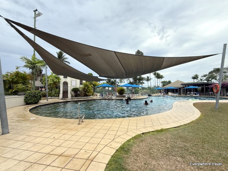 Fiji Gateway Hotel pool area