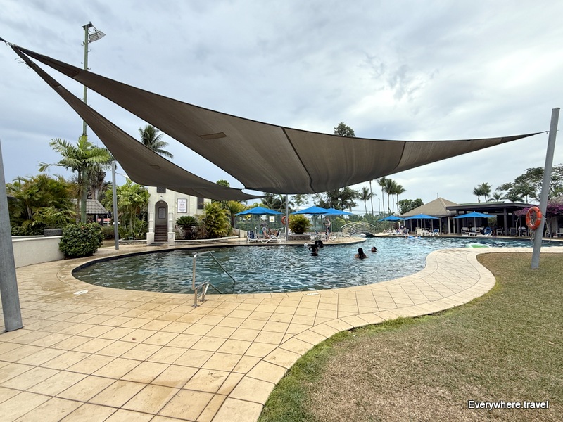 Fiji Gateway Hotel pool area